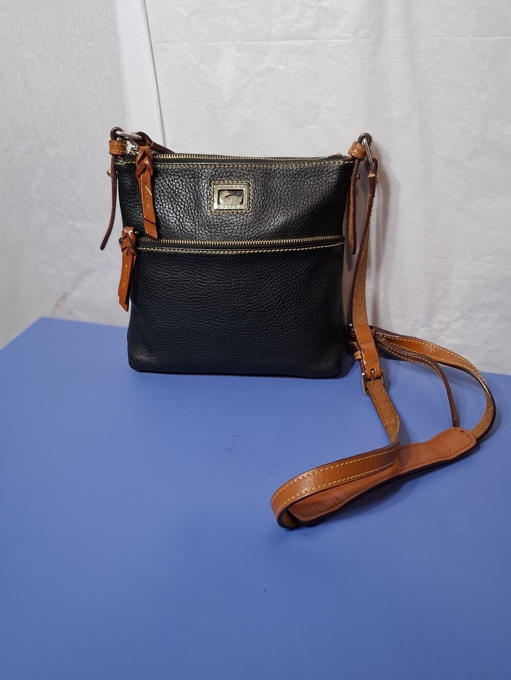 🎆SALE🎆 Beautiful Dooney & Bourke Dillen Letter Carrier Crossbody- EUC